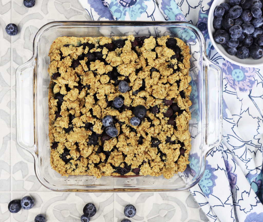 blueberry crumble bars with blueberries 